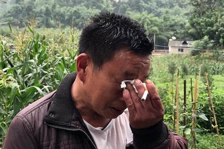 梦见表姐装死在棺材还办丧事,还有前夫和儿子在地里干活。我与别人讲...