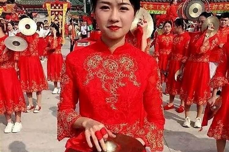 《中邪》中出现了哪些农村民俗？