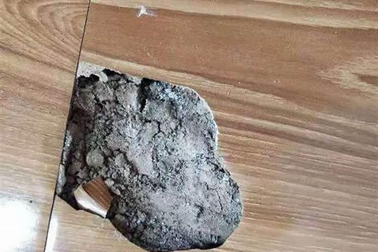 梦见卫生间屋顶烂了个大洞