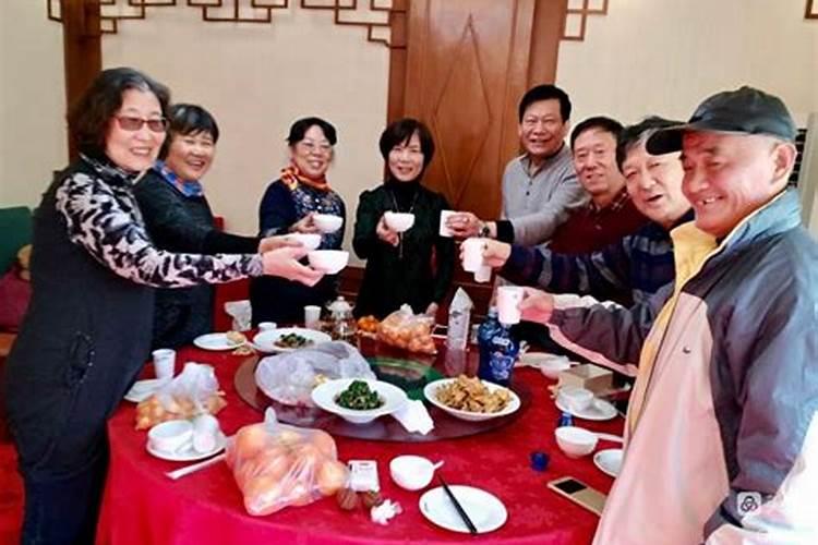 梦见过年回家见同学的预兆