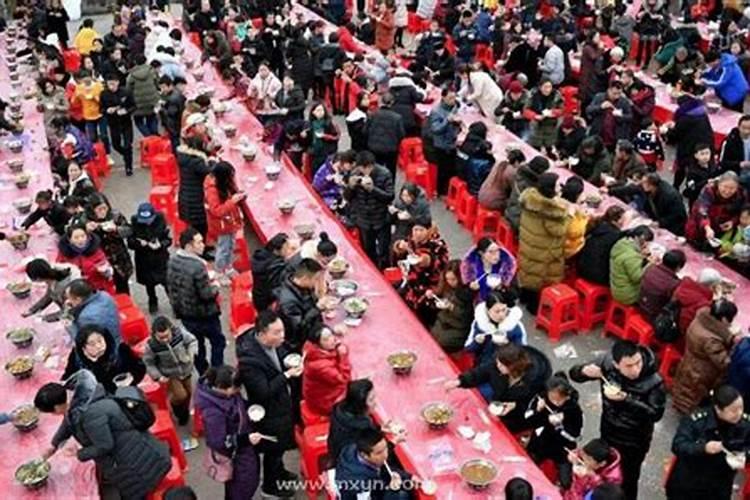 梦见很多熟人在我老宅吃饭的预兆