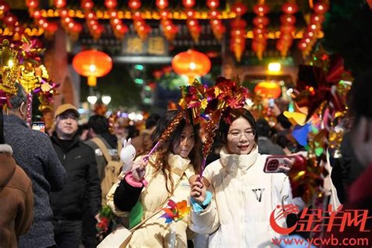 梦见丈夫死了,但不知道是怎么死的,我带着孩子去上课,我坐在教室外面哭...