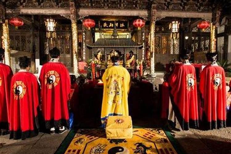 四川青城山和武当山道观里每天的生活各是什么样的？