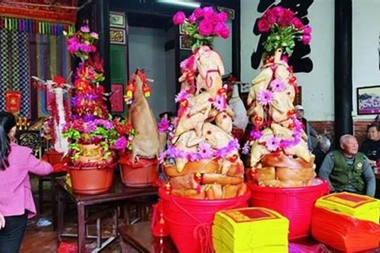 ...有一天她去算命,算命的人说她过不了几年就会离婚。她不信,可是过...