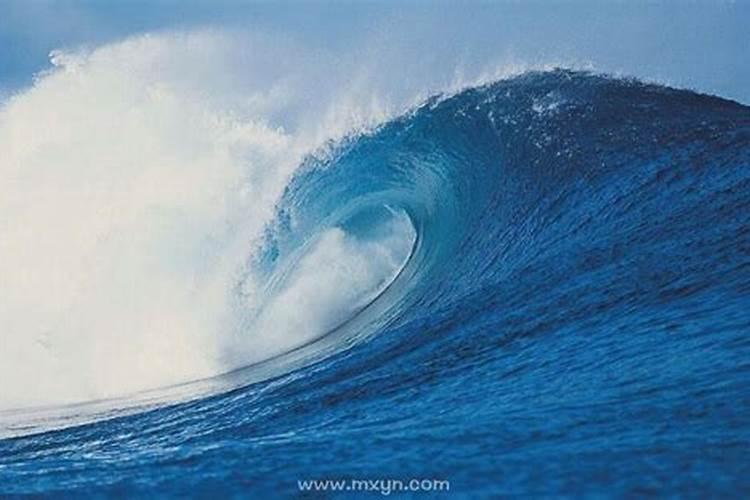 梦见海啸巨大的海浪向我涌来