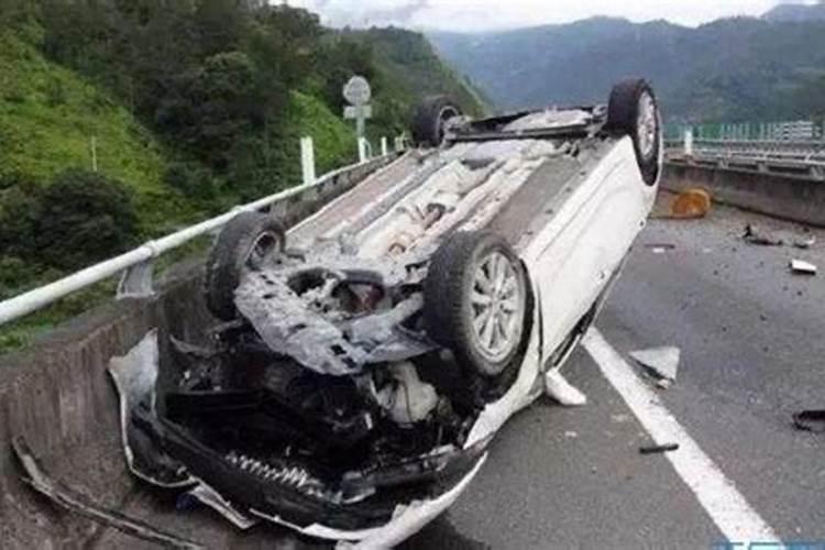 梦见妹妹开车翻了我在旁边没事的预兆