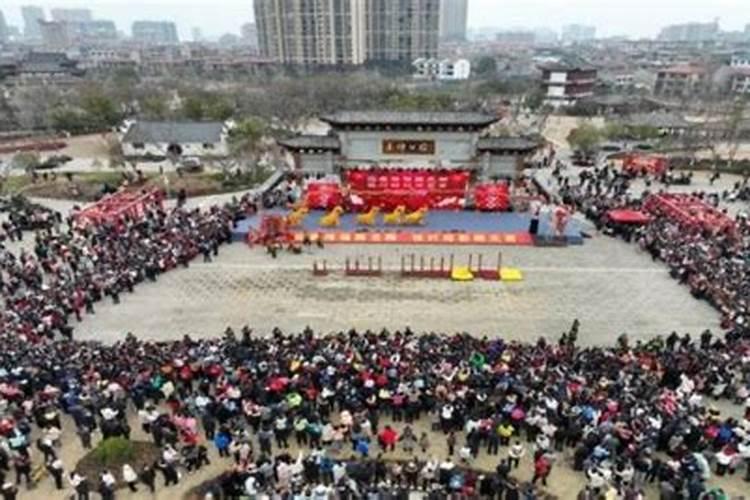 睡觉老是梦见自己在上学或者在学校周围？