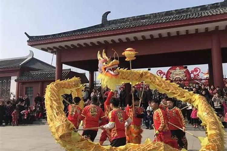 77年蛇2025年本命年戴什么好