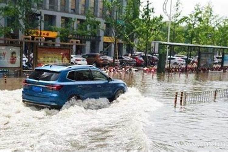 梦见下雨雨水漫遍道路的预兆