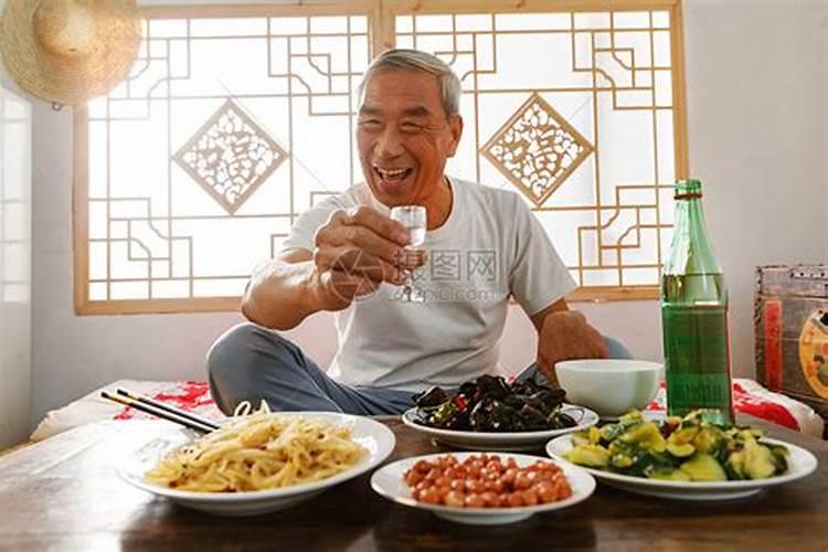 梦见老家很多人在一起吃饭是什么意思