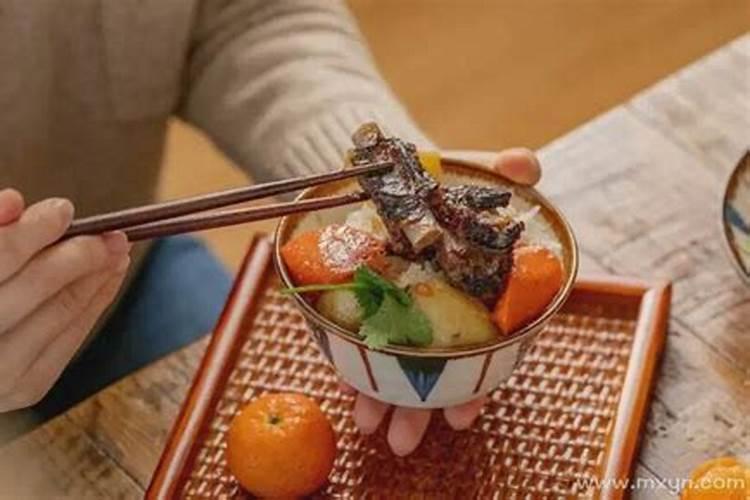 女人梦到很多好吃的食物预示着什么？