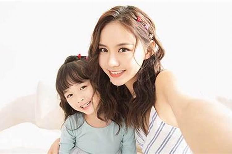 ...上还说要见儿子,然后抱着孩子高兴的哭了,孩子叫我妈妈,