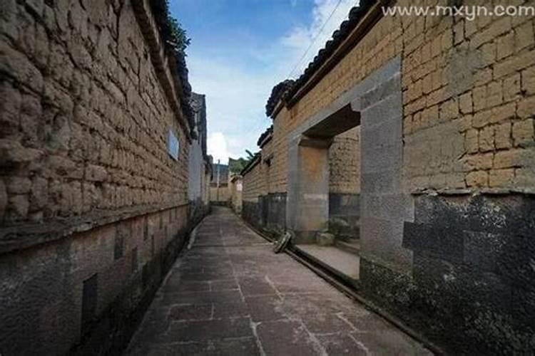 梦见老房子墙壁裂缝
