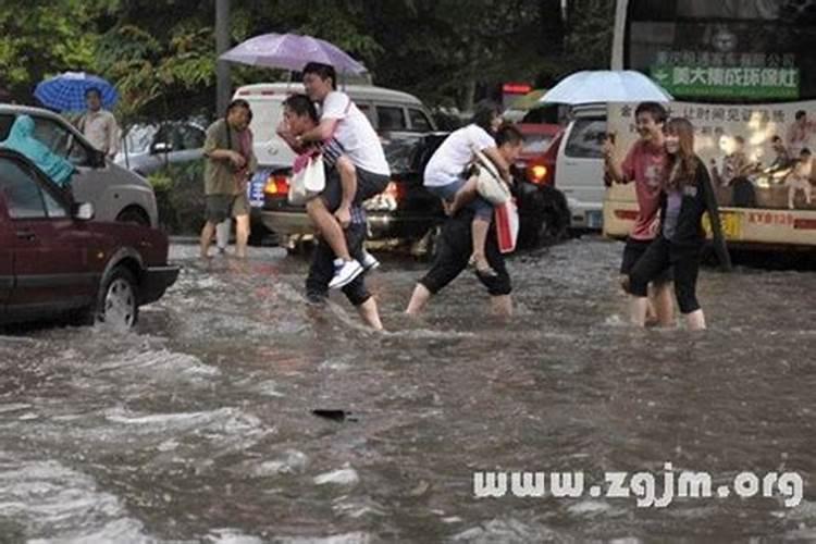 梦见被洪水围困是什么意思