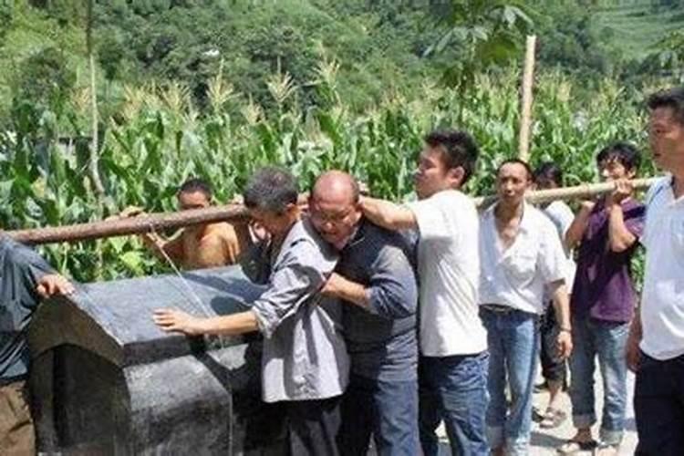 梦见有人死了抬着棺材的预兆