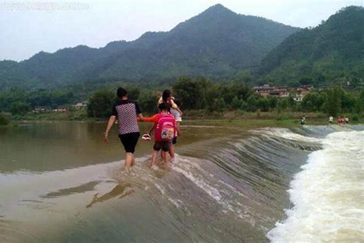 梦见大水翻滚的预兆