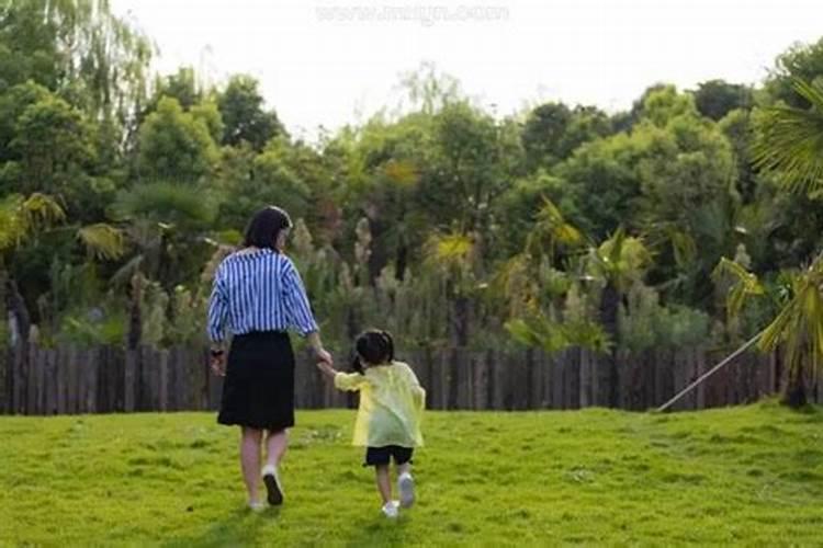 梦见女人吃饭是什么意思？