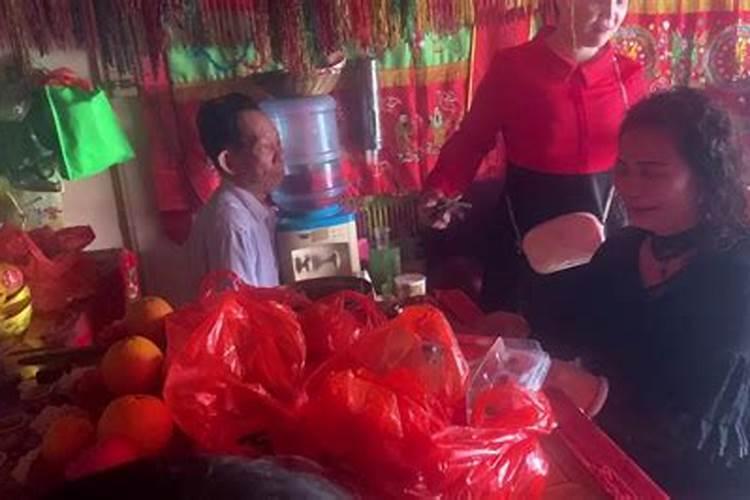 《中邪》中出现了哪些农村民俗？