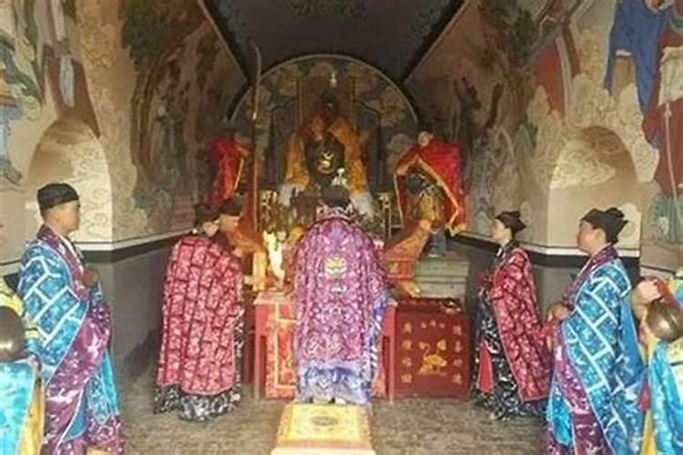 梦到陌生男人拿钱给我预示着什么
