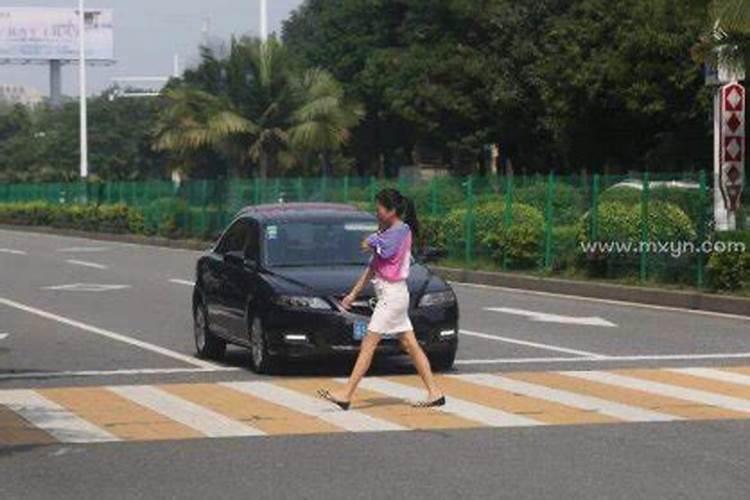 梦见别人在家里翻找东西