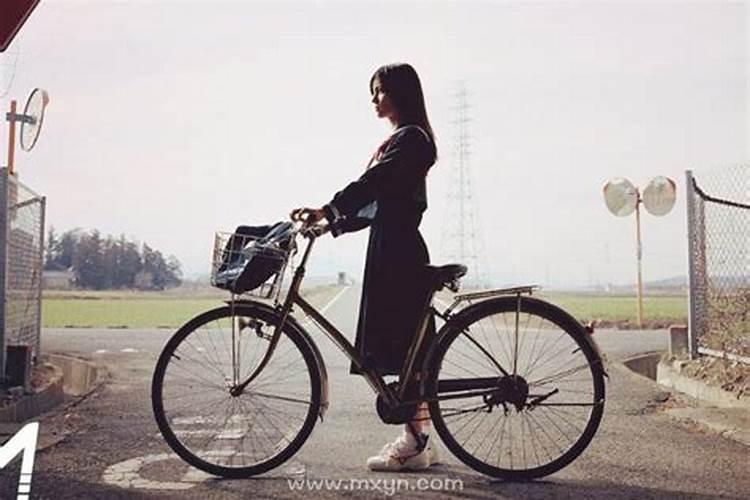 女人梦见骑车财运如何