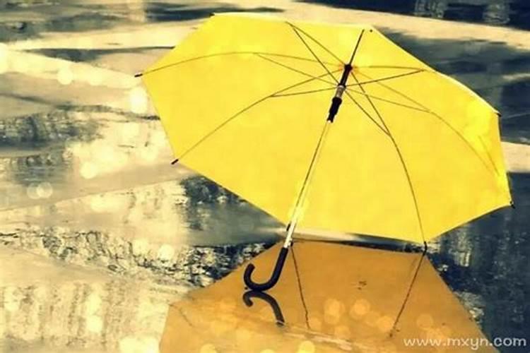 梦见雨中别人替自己撑伞的预兆