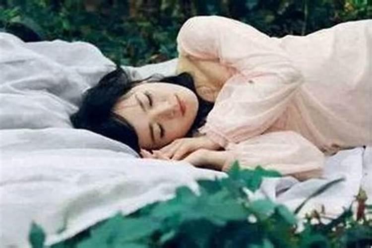 梦见女同学亲我的额头的预兆