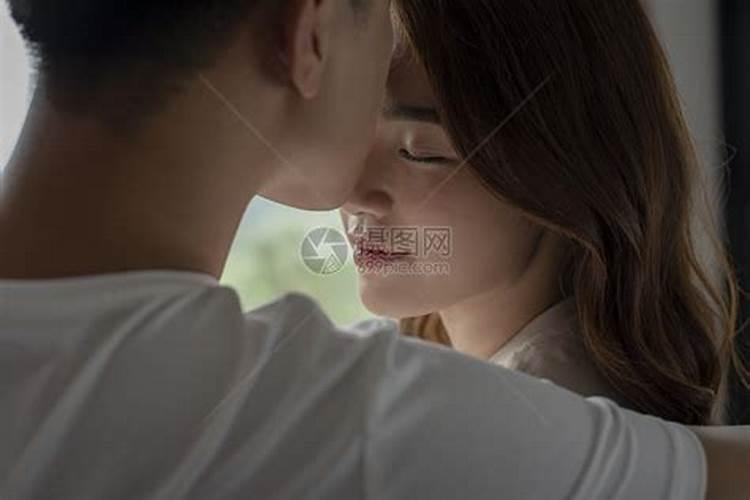 梦见自己喜欢的女孩,她还主动吻我,她是不是也喜欢我啊？