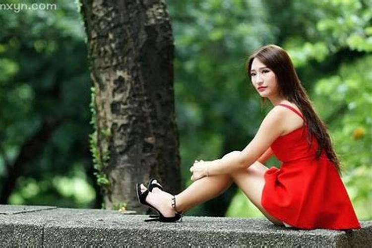 梦见前妻穿一身红裙子在唱歌？