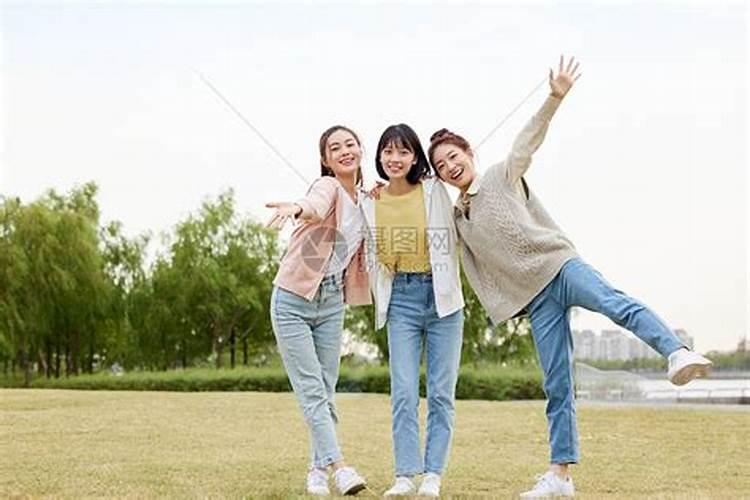 梦见与女同学亲热是什么预兆？