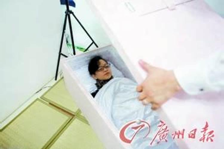 梦见已死的母亲躺在棺材里