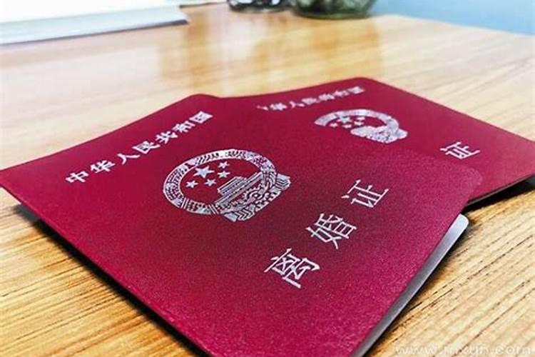 我梦见离婚后的老婆回来找我,愿意跟我在一起,说她后面找到的老公挣了...