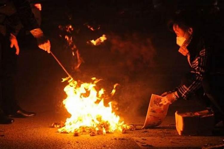 七月十五能在坟前给祖先烧纸钱吗？