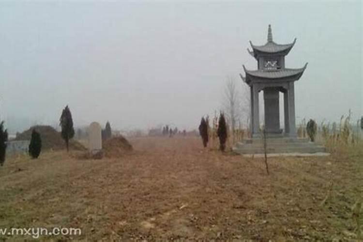 昨晚做梦:梦见埋了的棺材露出一角,自己用土将其盖住,醒了后感觉头有点...