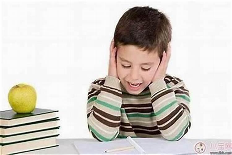 孩子在学校考试没考好被老师打了回家哭了家长应该怎么做