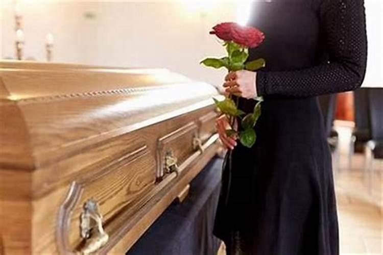 梦见熟人死了并且从她家出门出来见棺材？