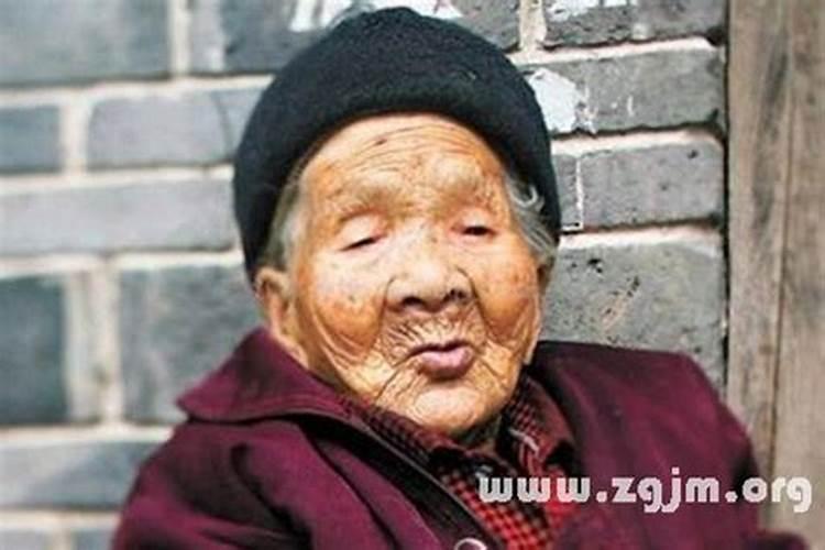 梦见两个老太太抢我儿子凳子、我儿子哭很伤心？