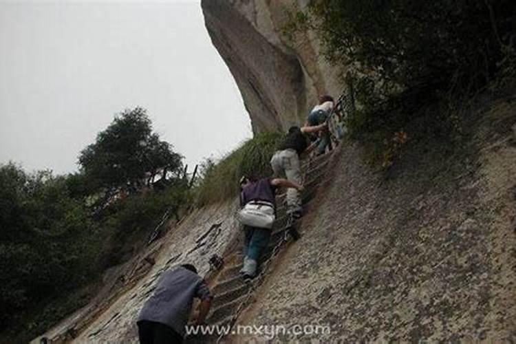 女人梦见爬很陡峭的山是什么预兆？