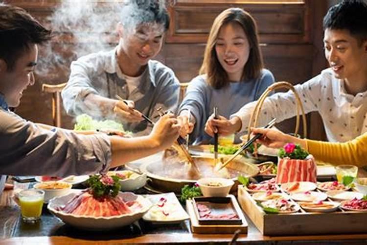 梦见好多人在一起吃饭是什么意思啊