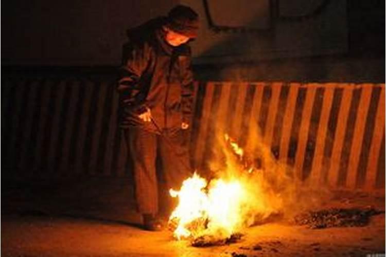 梦见活着的爸爸死了还办丧事,预示着什么？