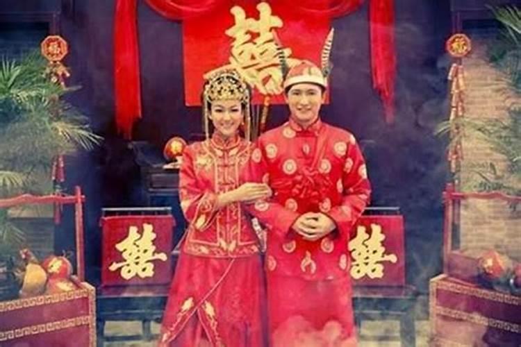 2000年属龙女孩姻缘在哪一年,2000年属龙女生婚配