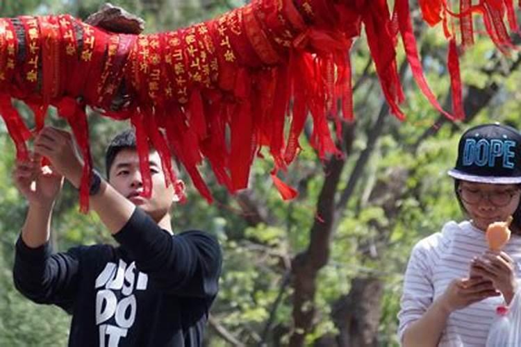 梦见亲人聚在一起吃饭