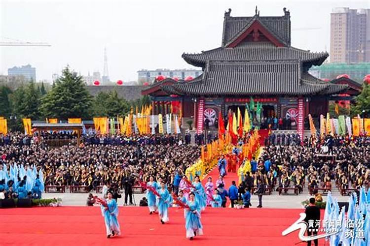 清明节去祭祖时,在墓前跪拜行礼的姿势是怎样的啊？在家里为已逝长辈上...