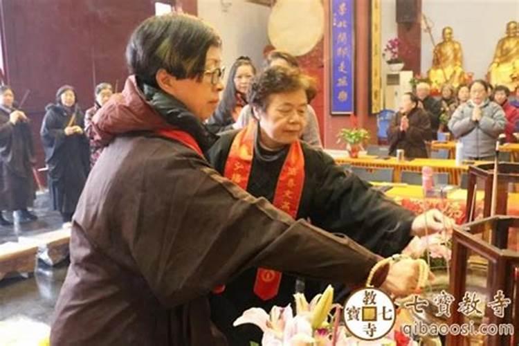 女人梦见别人亲我