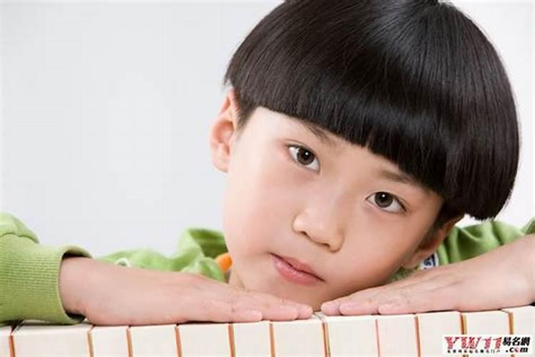 梦见小男孩冲我笑的预兆