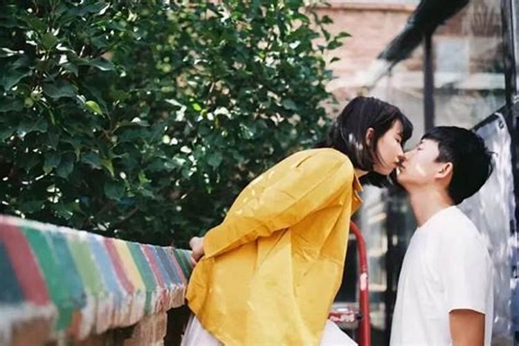 梦见自己老婆被别人吻的预兆