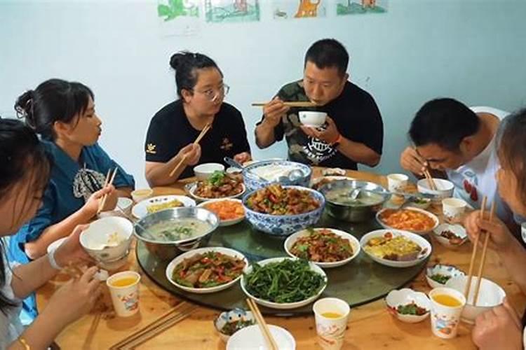 梦见一群熟人吃饭