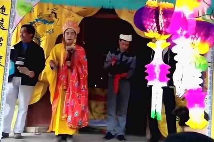 迎亲进不了门用挖掘机开路,这样做有何危险性？