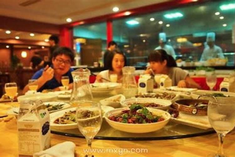做梦梦到跟自己的父亲吵架然后把父亲从楼上扔下去了？