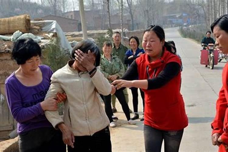 ...后来妈妈就跟疯了一样胡言乱语 感觉像精神失常了 谁知道怎么回事...